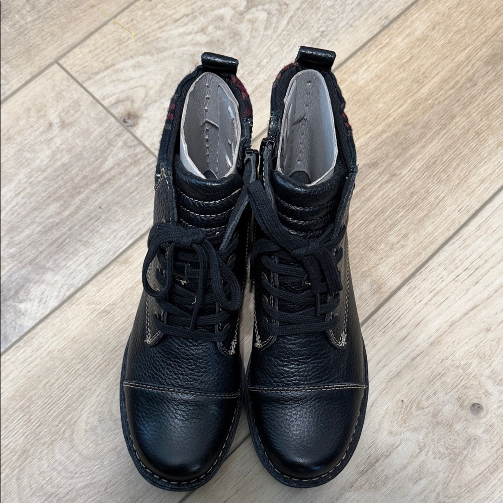 NWOT Clarks Collection Black Lace-Up Women's Ankle Boots with Padded Collar